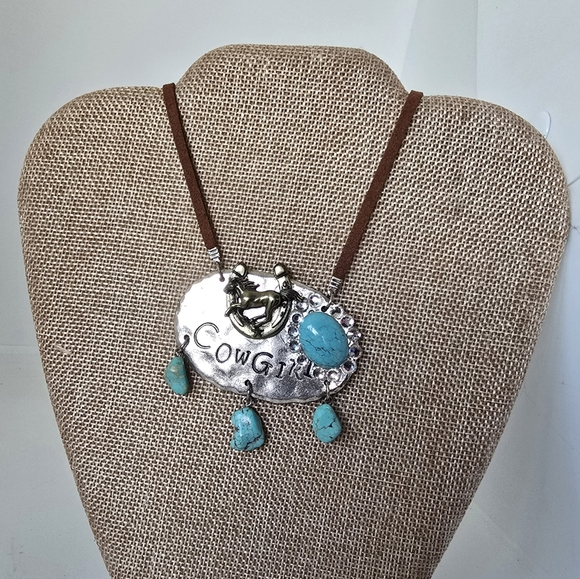 18-21" Adjustable Turquoise & Leather Cowgirl Horseshoe Necklace - Picture 2 of 6